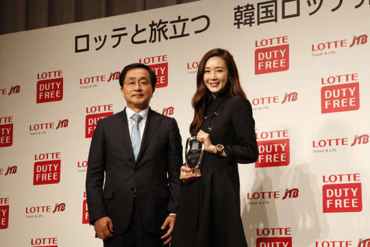 지난해 롯데면세점 일본 간사이점 오픈 기념식에 참석한 이홍균 롯데면세점 사장이 영화배우 최지우씨와 포즈를 취하고 있다. 롯데면세점 등 롯데그룹 계열사들이 9~10월 외국 관광객 유치를 위해 중국, 일본 등에서 대대적인 로드쇼를 펼친다. 롯데면세점 제공